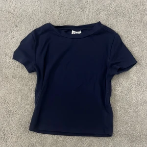 Mörkblå tajt t-shirt från H&M - Säljer en mörkblå tajt t-shirt från H&M.🥰 Storlek S