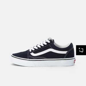 sneakers från Vans - Klassiska svarta sneakers från Vans med vit sula och vit sidostrimma. Skorna har snörning och en rund tå, perfekt för en avslappnad stil. Använda ungefär 3 gånger inga defekter 