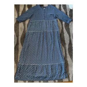 Prickig klänning i storlek XL - Oanvänd klänning i storlek XL, prickigt och glittrigt mönster. Inga defekter. SAMFRAKTAR om du köper flera varor samtidigt! 📦