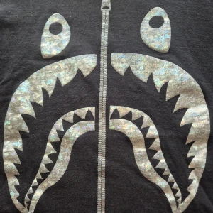 AUTHENTIC BLACK & CHROME BAPE SHARK T-SHIRT - Säljer min ÄKTA svart och Chrome bape t-shirt (Skick 7.5/10) köpt på The Galleria I Houston, Texas, USA🇺🇲 Bape Zipbag följer med. Inget kvitto. BARA MEETUPS I STOCKHOLM CITY. Jag är 179cm och väger 64kg den sitter lite liten på mig så den passar som XS. SKRIV I DM VID INTRESSE!!!