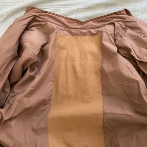 Brun jacka från L'Alpina - Säljer en brun jacka från L'Alpina med dragkedja, jackan är vintage och har lite små hål speciellt vid dragkedjan. Jackan går att bära åt båda håll och är i oversized fit. 