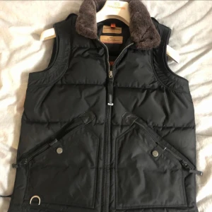 Äkta para jumper väst med päls (sällsynt - Para jumper väst med päls  som aldrig kommer säljas igen väldigt svår att få tag på. storlek XXL  men du kan ta den till en skräddare och fixa till storleken du vill ha. Pris går och diskutera vid snabb överenskommelse 