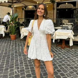 Vit klänning med puffärmar - Söt klänning perfekt till sommaren eller studenten! Aldrig använd! 💐💓