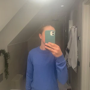 Stickad tröja - Fin stickad tröja i en härlig blå färg från adpt, nypris 500 kr