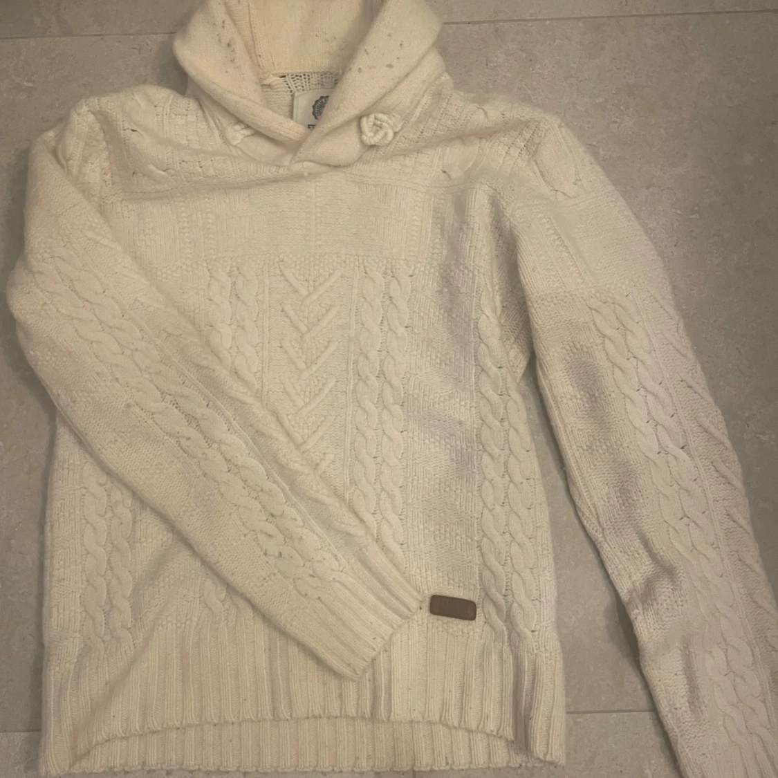 Vit stickad tröja - 1