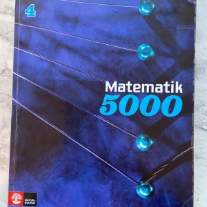 Matematik 5000 Kurs 4 - Matte 4 bok! Mycket bra pedagogiska förklaringar (jag är långt ifrån någon matteexpert men klarade kursen utan problem tack vare att enbart jobba i boken). Boken är i slitet skick: har lite sliten utsida,  lite anteckningar i sig och har dessvärre fått en ytterst liten  vattenskada vilket gjort att två uppgifter i facit har blivit oläsliga. Därav priset. Synd att bara slänga bort en annars fullt fungerande mattebok bara för att två enstaka facitsvar inte går att läsa! ❤️🌍🌳❤️