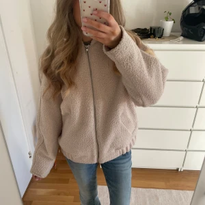  teddyjacka H&M - Mysig beige teddyjacka från H&M med dragkedja framtill. Perfekt nu till våren. Använt ganska ofta men den är i jättefint skick, storlek S💕💕