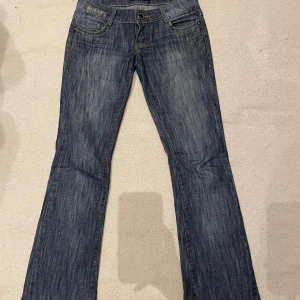 Lågmidjade jeans - Lågmidjade jeans från B.G Jeans. Använda. Midjemåttet: 35cm. Innerbenslängd: 80cm. Pris kan diskuteras!