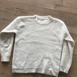 Stickad tröja från mucaris - Stickad tröja i fint skick köpt från mucaris för ca 3 månader sen för 700. Säljer pga lite liten