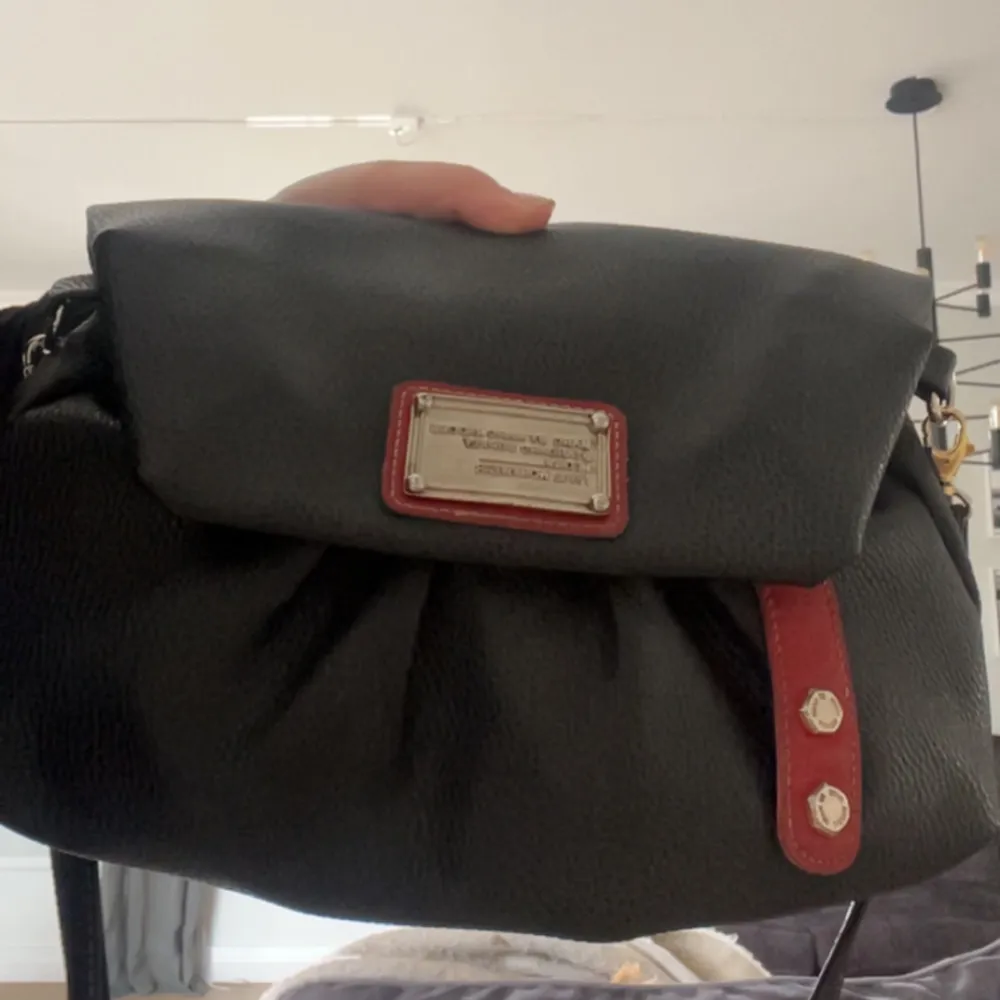 SĂ€ljer min jĂ€ttefina vĂ€ska frĂ„n Marc Jacobs som man kan ha bĂ„de som clutch men kommer Ă€ven med ett axelbandâ€ïž helt perfekt till vardag men ocksĂ„ fest!đđ superfint skickđ«¶ skriv vid frĂ„gor!đ«¶đ«¶. Laukut & KĂ€silaukut.
