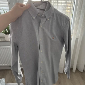Blå skjorta från Ralph Lauren - Snygg blå skjorta från Ralph Lauren storlek s . Slim fit 