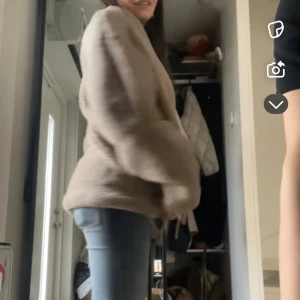 Teddy jacka  - En fin teddy jacka från hm som är helt slutsåld, använd kanske 5-6 gånger💕passar S/M