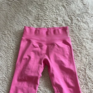 DFYNE impact - Modellen är impact och färgen är blossom. Använda några enstaka gånger. Helt slutsålda på hemsidan. 🩷 texten har försvunnit lite inuti byxorna pga tvätt.