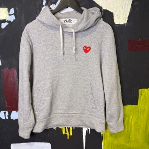 CDG hoodie  - Supersnygg CDG hoodie i storlek S. Perfekt för våren och sommaren. Fint skick! Lägg bud eller köp direkt. 