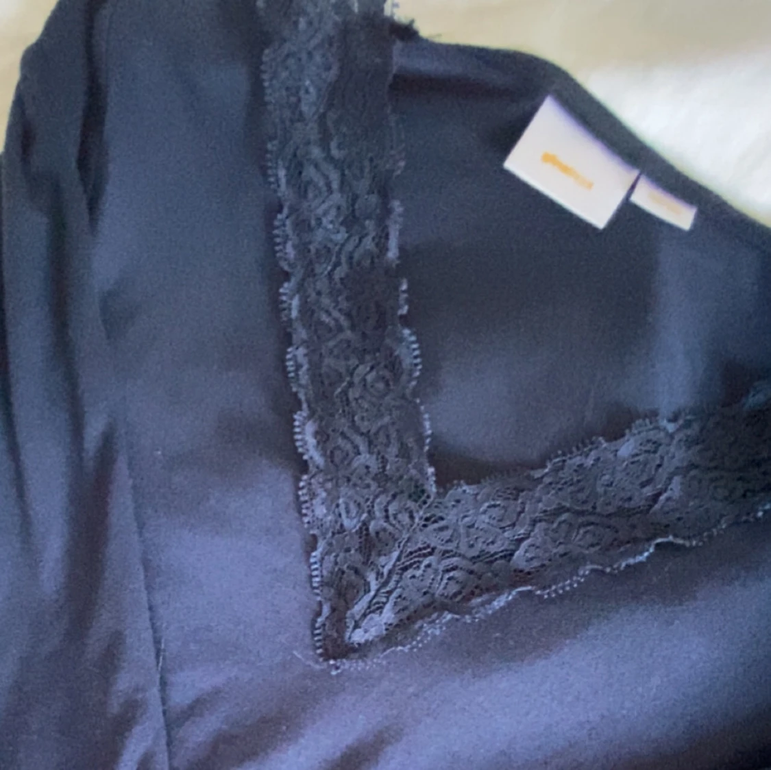 Mörkblå topp med spetsdetaljer från Gina Tricot - 1