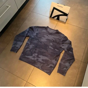 Ralph lauren camouflage tröja - Säljer nu denna feta Ralph lauren tröjan i skick 8,5/10. Det är i storlek S men kan också passa ganska bra ifall men är nära M. Skriv till mig vid intresse och priset är inte hugget i sten 🤠🤩
