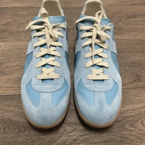 Maison Margiela gats - Intresse koll på mina ljus blå maison margiela gats. De är i nyskick och använda försiktigt. KANSKE säljs pga intresse av att köpa ett annat par. Skorna är köpta second hand och kvitto är ej existerande. Priset är inte hugget i sten 🪨.                nypris: 590€ ≈ 6300