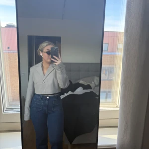 Beige kavaj - Beige kort kavaj från nakd. Storleken xs. Kavajen är som ny, endast använd 2 gånger. Köparen står för frakten❤️