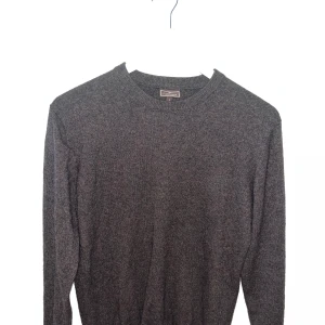 Brun kashmirtröja från Cashmere Collection - Säljer en elegant brun kashmirtröja från Cashmere Collection. Tröjan är långärmad och har en klassisk rund halsringning. Perfekt för att hålla dig varm och stilren under kyligare dagar. 🧶passar s/m 