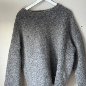 Grå mohairtröja från H&M - Grå tröja från H&M i  mohair- och ullblandning. Liten smink rand längst halsringningen men annars super bra skick 