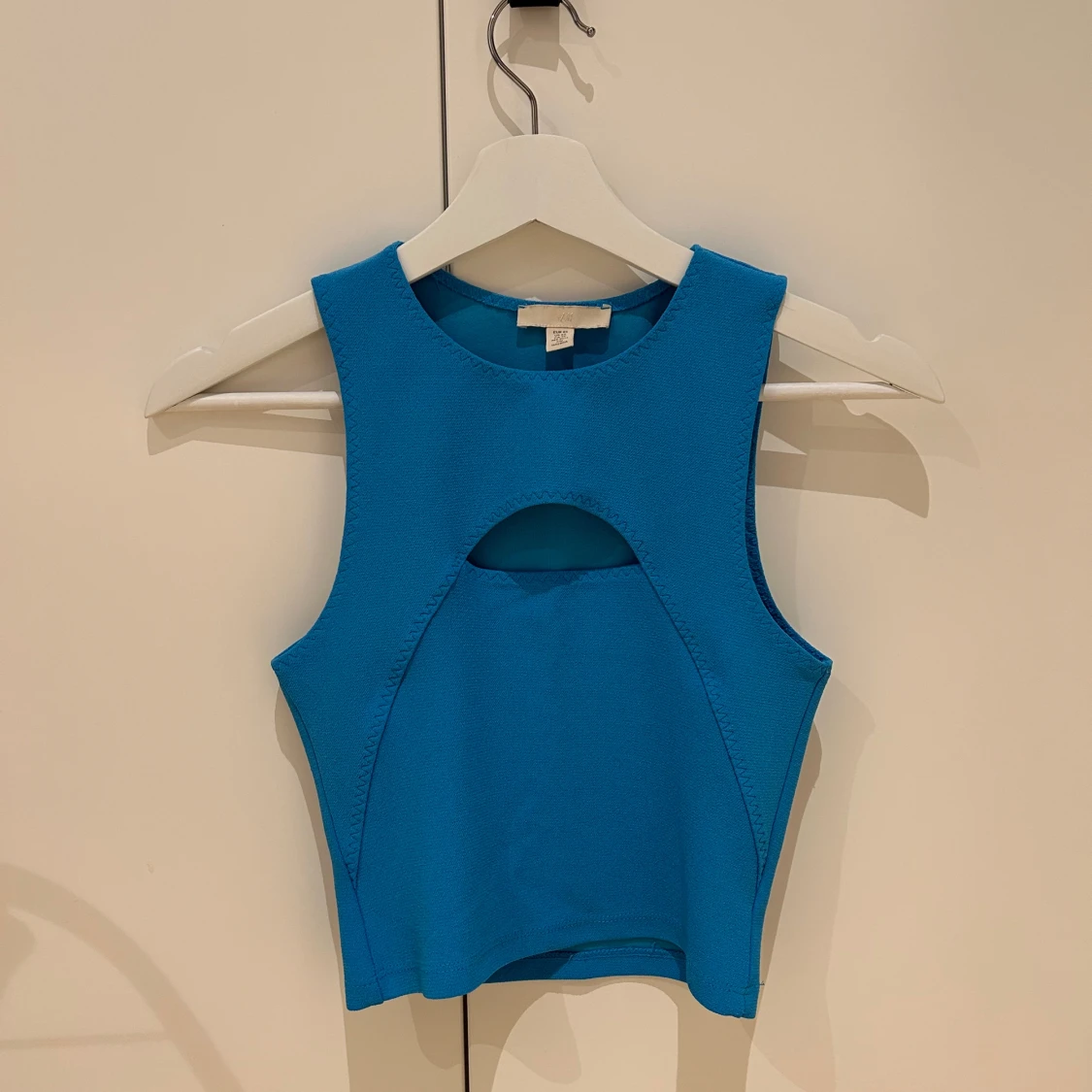 Blå ärmlös topp med cut-out - 1