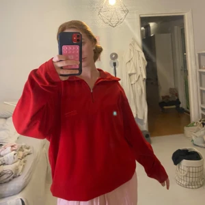 Röd fleece tröja med dragkedja - Säljer en gosig röd fleece tröja med halv dragkedja. Tröjan är cirka i storlek S-L någonstans och är superbekväm att ha på sig. Hör av dig vid intresse! 🎀