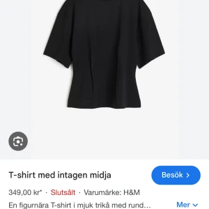 Svart T-shirt med intagen midja från H&M - Snygg svart T-shirt från H&M med en figurnära passform och intagen midja. Tillverkad i mjuk trikå med rund halsringning och korta ärmar. Perfekt för en stilren look. Slutsåld på hemsidan