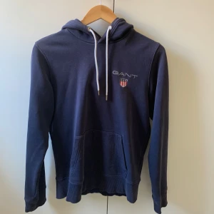 Gant hoodie - En fet gant hoodie i storlek XS, passar s och är i bra skick. Den har dock lite skador som syns på den tredje bilden därav priset. Pris kan diskuteras vid snabbt köp.