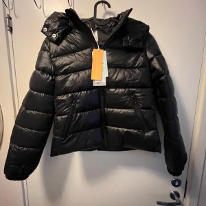  jacka Gina Tricot  - Oanvänd trendig ny fin jacka svår att få tag på  säljer pga för liten storlek super skön och perfekt i present bra för kvällen säljer för 100kr billigare än og pris det är ungefär en xs/xxs