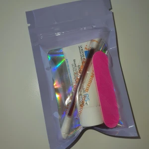 Hudvårdskit - Praktiskt hudvårdskit med La Roche-Posay Cicaplast Baume B5, en återfuktande och lugnande kräm. Inkluderar även en rosa nagelfil och en desinfiktions bomullspinne. Perfekt för att vårda och skydda huden.