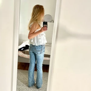 Lågmidjade jeans - Gina tricot - Säljer dessa skitsnygga jeans från Gina tricot. De är storlek 36, men de passar även för 38. De är bootcut med snygga fickor. Endast använda ett fåtal gånger. Nypris 500kr. Kan gå ner i pris vid snabb affär. Hör av dig vid minsta fundering!💞