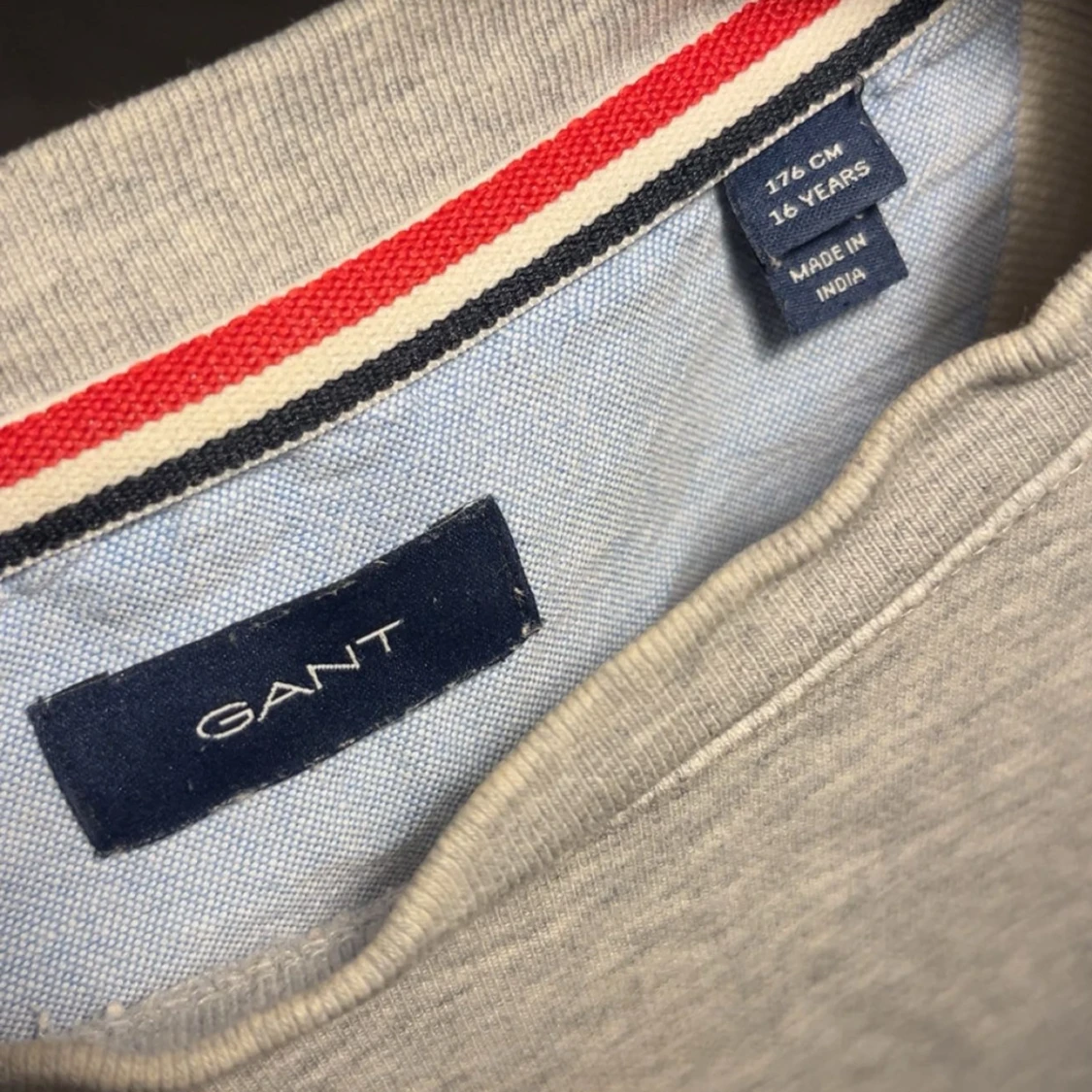 Grå sweatshirt från GANT - 2