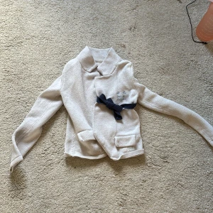 Vit odd Molly kofta - Säljer en vit odd Molly kofta