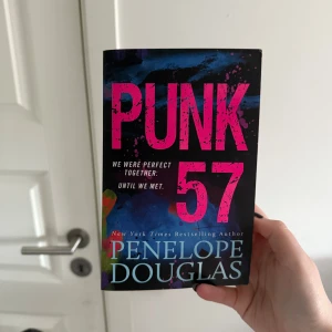 Punk 57 - Boken 'Punk 57' av Penelope Douglas på engelska. Aldrig läst, utan den har bara stått och tagit plats i mitt rum! Köpte den ursprungligen för 199kr
