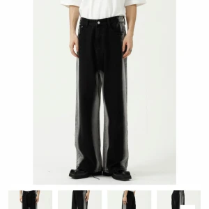 Svarta jeans med fade - Svarta jeans med grå fade vid sömmarna, vida/  avslappnad passform. Nyskick, aldrig använda då de är för stora för mig. Köpta från beaumont studios (som inte verkar finnas längre).