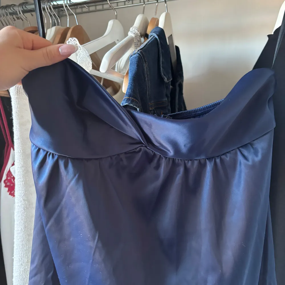 Blå sidenklänning som ej är använd! Den har en draperad tubetop stil och är lite av en babydoll klänning, perfekt för sommaren!💙. Mekot.