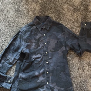 Camouflage skjorta från Ralph Lauren - Hej! Säljer en camouflage skjorta från Ralph lauren i storlek S, slim fit. Bra skick överlag utan defekter, hör av er vid frågor!