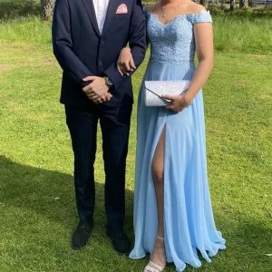 Klänning från Dressroom Linné - Ljusblå balklänning från Dressroom Linné. Endast använd 1 gång på min studentbal 2021. Kemtvättad efter detta tillfälle. Klänningen är uppsydd för mig som är 165 cm. Köpt för 4500kr.