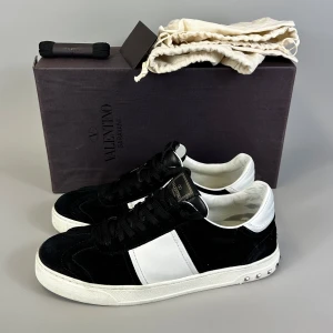 Valentino Flycrew Sneakers - - Skick 8/10  - Tillbehör: Box, Dustbags & Laces  - Nypris: 8000 SEK  - Storlek: 41