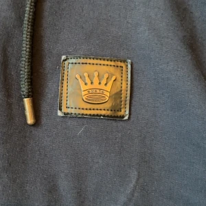 Zip hoodie från Mr originals - Säljer en zip hoodie från Mr originals i storlek M kan passa mindre L. Tröjan är en ganska sällsynt tröja eftersom dem inte sålt sedan 2019 perfekt för sommaren och även till fester. Hör av er vid fler frågor 