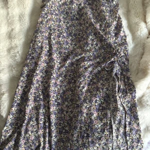 Blommig kjol - Fin blommig kjol från only, den är i storlek M men passar även som S💕den har några få trådar som sticker upp men det är inget som syns eller känns