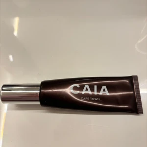 Bronzer från CAIA - Bronzer från CAIA i en elegant mörkbrun tub med silverlock. Perfekt för en jämn och naturlig finish. Lätt att applicera och ger en långvarig täckning. Nästan aldrig använd 