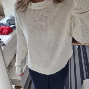 Vit stickad tröja - Säljer en mysig vit stickad tröja med ribbad krage och muddar. Från lager 157. Nypris: 150 kr