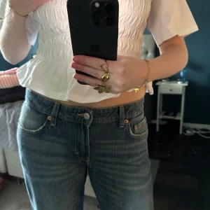Weekday jeans - Skitsnygga jeans från Weekday ”arrow”  oanvända och lapp kvar, säljer då de är för korta🩵 strl 29/32, nypris 590kr 
