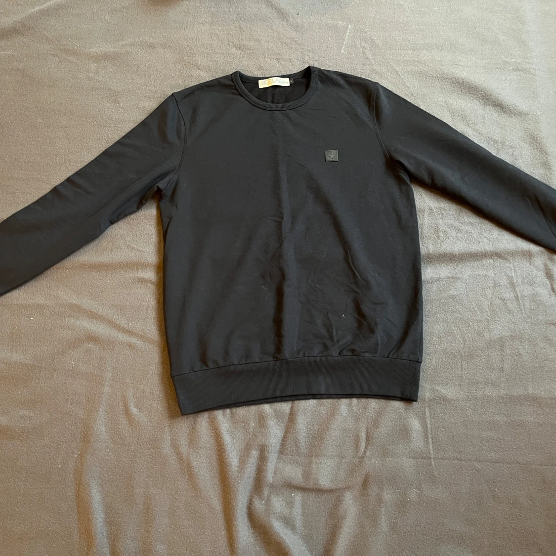 Svart tröja från The Blue Uniform