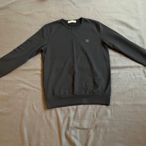 Svart tröja från The Blue Uniform - Säljer en stilren svart tröja från The Blue Uniform i storlek S.