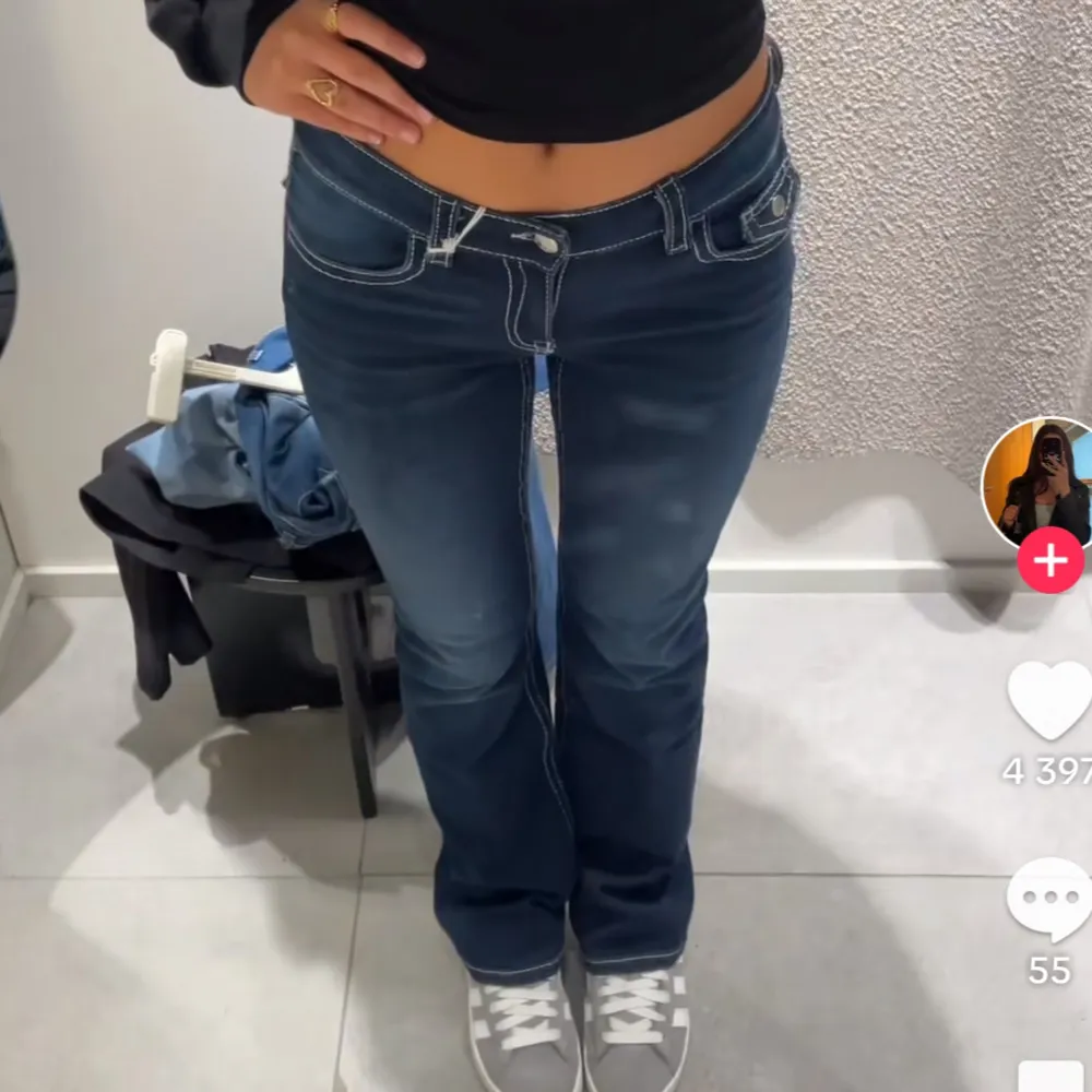 Snygga blå bootcut jeans med låg midja och kontrasterande vita sömmar. kan diskutera pris❤️. Farkut & Housut.