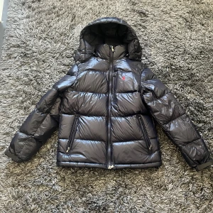  Polo Ralph Lauren jacka - Ralph lauren jacka! Använd ett fåtal gånger och skicket är som helt ny. Kvitto finns. 