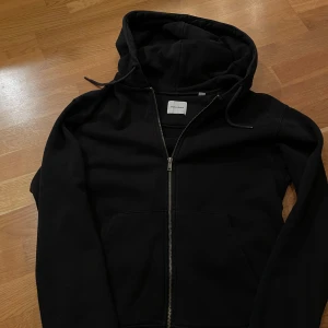Snygg Hoodie med Zip - Hoodien är från Jack and Jones och är i perfekt skick. Den är perfekt att ha som layering och passar perfekt för våren. Meddela mig för frågor.