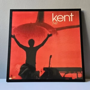 Kent - Albumaffisch, 31.5x31.5cm - Kent - 747 albumaffisch, 31.5x31.5cm   Helt ny - Passar bra i IKEAs tavelram Lomviken!  Tryckt på glossy 240gr papper  Skickas i papprulle - Ramen ingår inte!